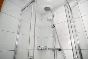 Shower, hair dryer, towels - Holiday Home 'Casa Orazio Haus In Bregenz' with Private Terrace, Private Garden and Wi-Fi (Bregenz)