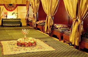 Shared Dormitory | Blackout drapes, free WiFi, bed sheets - Long Co Tran Homestay (Dong Van)