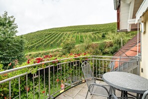 Outdoor dining - Apartment 'Ferienwohnung 1 Og - Rechts with Mountain View and Wi-Fi (Lautenbach)