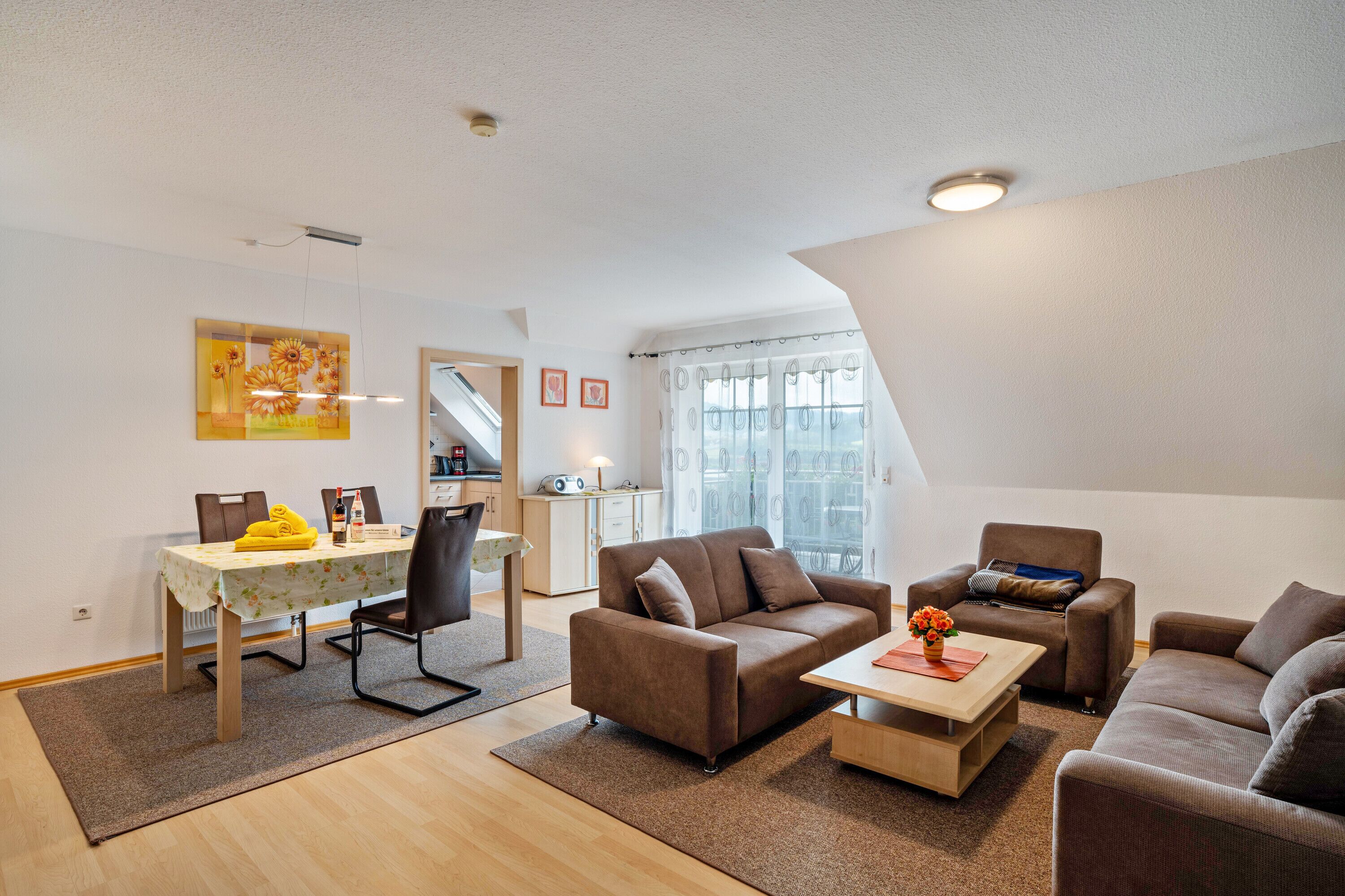 Een televisie en een stereo