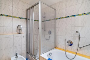 Shower, hair dryer, towels - Apartment 'Ferienwohnung 1 Og - Rechts with Mountain View and Wi-Fi (Lautenbach)