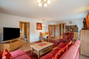 Een televisie en een stereo