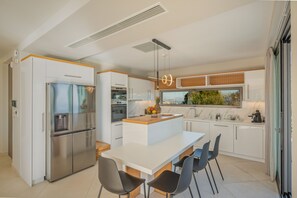 Réfrigérateur, four à micro-ondes, un four, surface de cuisson