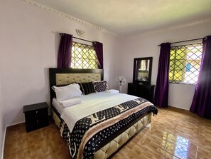 6 habitaciones, tabla de planchar con plancha, wifi y ropa de cama 