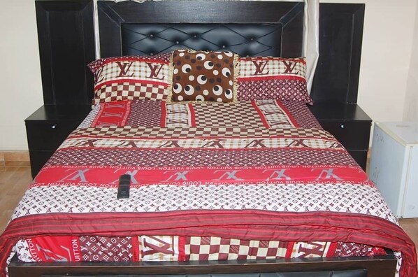 6 bedrooms, iron/ironing board, WiFi, bed sheets