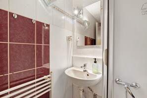 Een douche, handdoeken