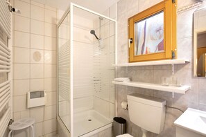 Shower, towels - Room 'Zimmer 4' with Wi-Fi (Zehdenick)