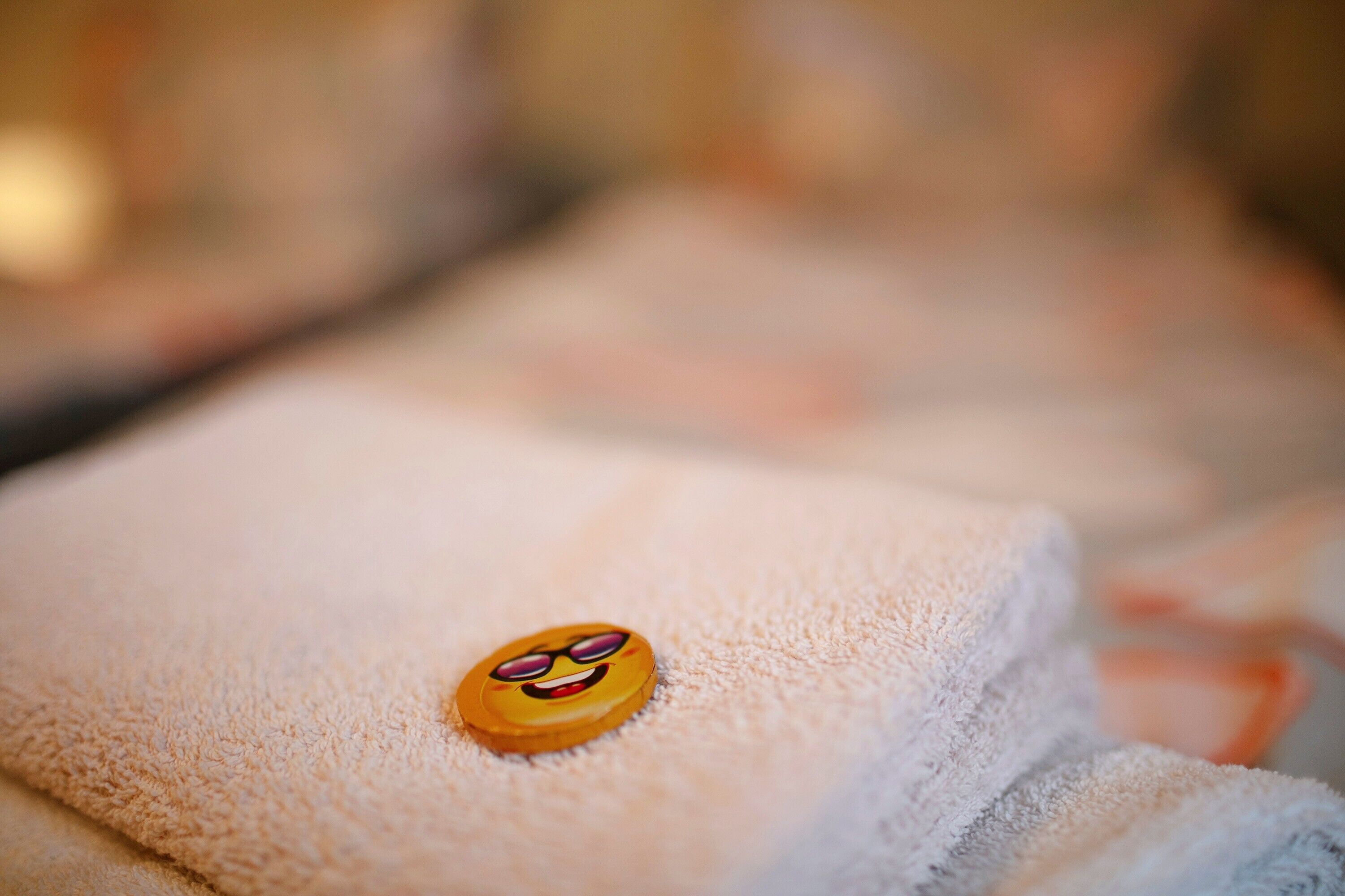 Een witte handdoek met een gele knoop, detailopname.