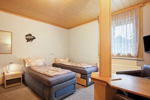 1 bedroom, free WiFi, bed sheets - Room 'Zimmer 5' with Wi-Fi (Zehdenick)