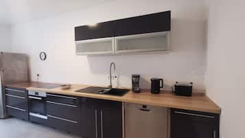 Réfrigérateur, micro-ondes, lave-vaisselle, cafetière/bouilloire