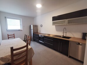 Een koelkast, een magnetron, een vaatwasser