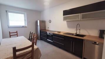 Fridge, microwave, dishwasher, coffee/tea maker