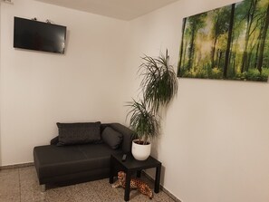 TV - Apartment 'Ferienwohnung Balaro Apt I' with Shared Terrace and Wi-Fi (Weil im Schönbuch)