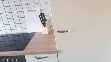 Een koelkast, een magnetron, een oven, een kookplaat