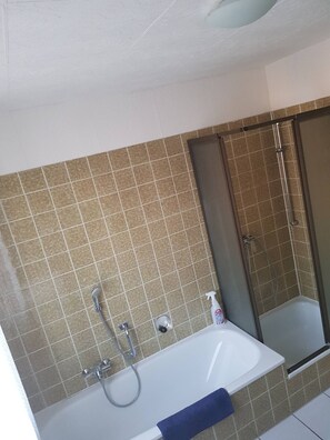 Douche, sèche-cheveux, serviettes fournies