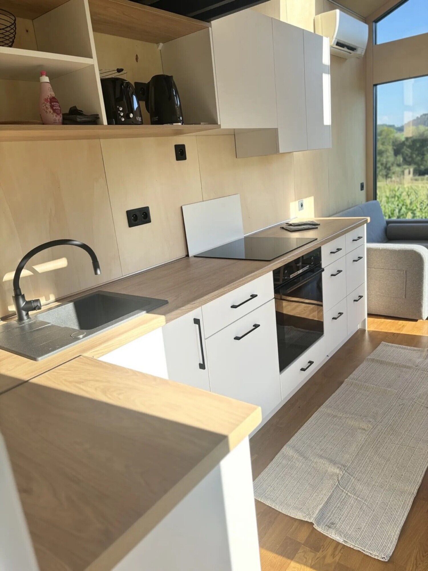 Kühlschrank, Ofen, Herdplatte, Wasserkocher mit Kaffee-/Teezubehör