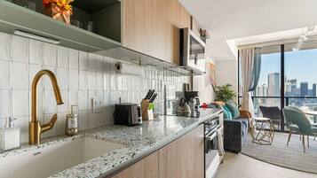 Réfrigérateur, micro-ondes, four, plaque de cuisson