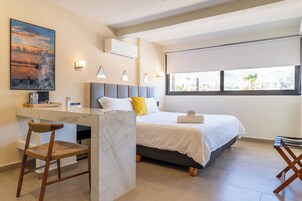 Colchones con pillow-top y caja de seguridad en la habitación