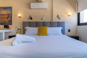 Colchones con pillow-top y caja de seguridad en la habitación