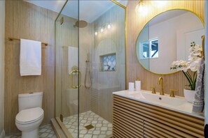 シャワー、タオル、トイレットペーパー