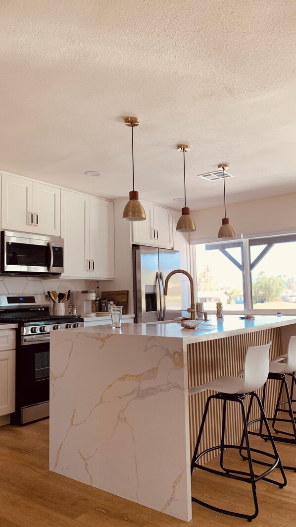 Fridge, microwave, oven, stovetop - Palm de Luxe, Villa and Pool on golf course - 29 days minimum (Palm Desert)