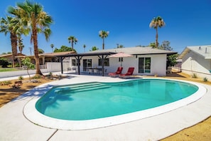 Outdoor pool, a heated pool - Palm de Luxe, Villa and Pool on golf course - 29 days minimum (Palm Desert)