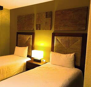 2 chambres, coffres-forts dans les chambres, fer et planche Ă repasser