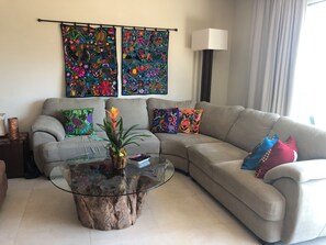 Een smart-tv en boeken