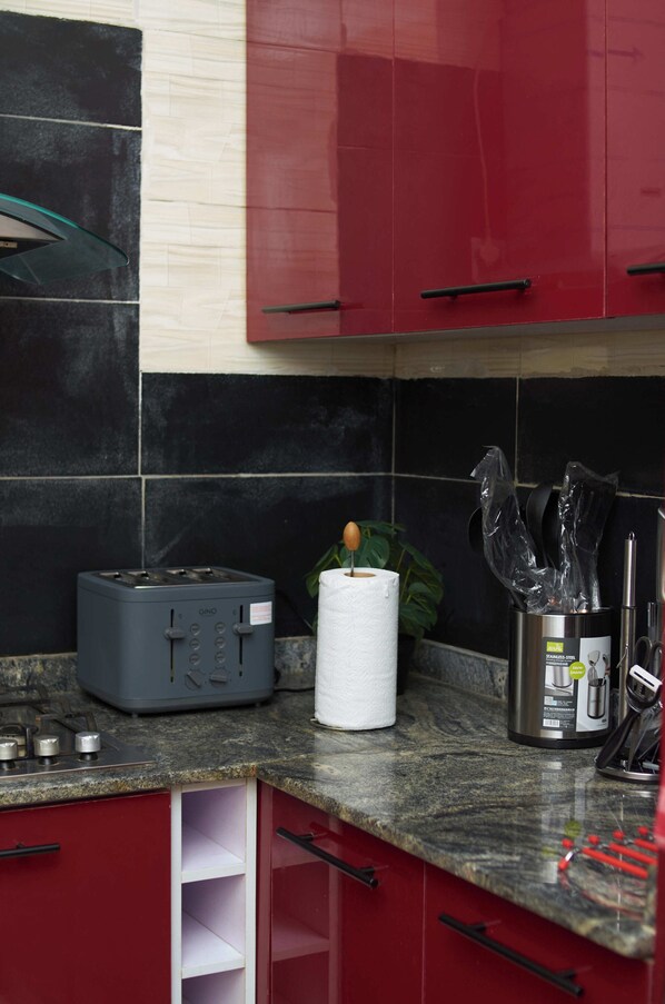 冰箱、微波炉、烤箱、炉灶