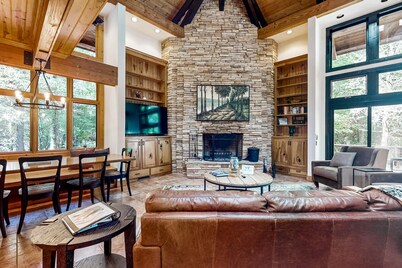 Dog friendly, peaceful cabin, firepit, deck, away from it all