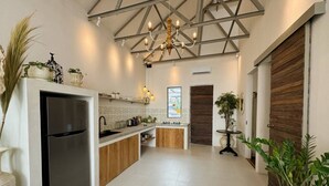 Una cocina moderna con refrigerador integrado, armarios de madera y una isla central.
