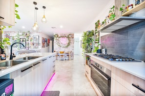 Réfrigérateur, four à micro-ondes, un four, surface de cuisson
