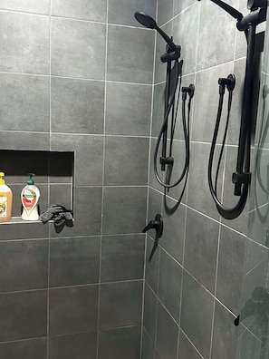 Douche, sĂšche-cheveux, serviettes fournies, savon