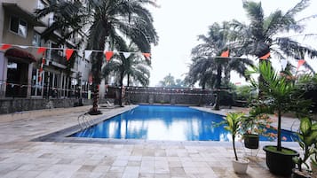 Hồ bơi ngoài trời