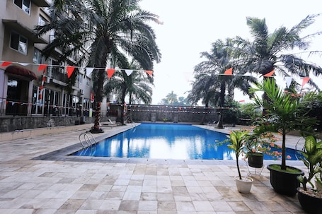 Una piscina al aire libre