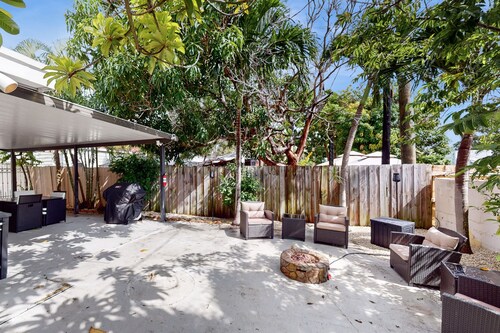 Cozy home with enclosed backyard, fire pit, central AC, wifi