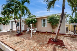 Outdoor dining - Cozy home with enclosed backyard, fire pit, central AC, wifi (West Palm Beach)