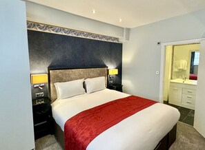 2 slaapkamers, een bureau, een strijkplank/strijkijzer, reisbedje