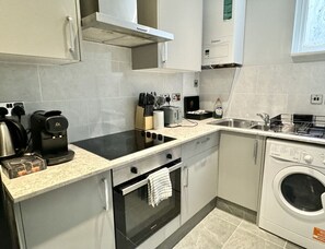 Een koelkast, een microgolfoven, een oven, een kookplaat