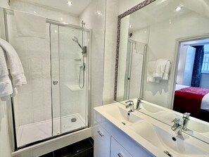 Een haardroger, handdoeken