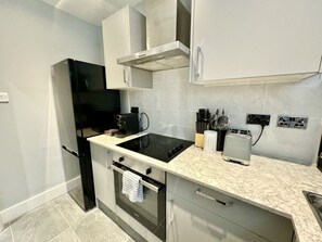 ثلاجة، ميكروويف، فرن، موقد طهي مسطح