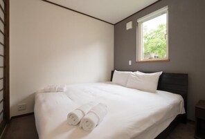 2 habitaciones, escritorio y espacio para trabajar con laptop 