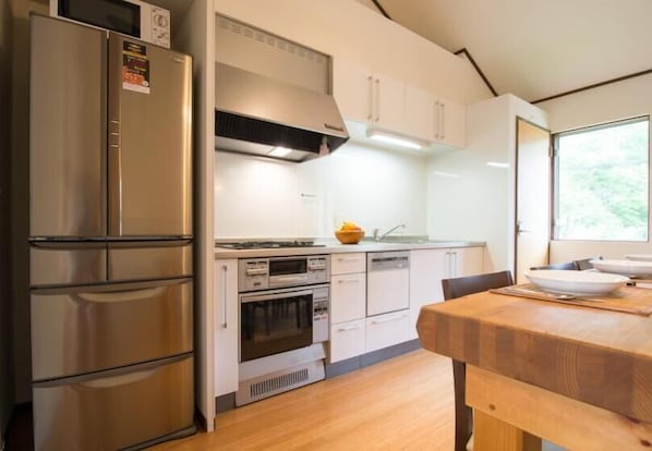 Comfort House, Non Smoking, Kitchen | Private kitchen | Full-size fridge, microwave, oven, stovetop