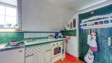 Fridge, oven, stovetop, coffee/tea maker