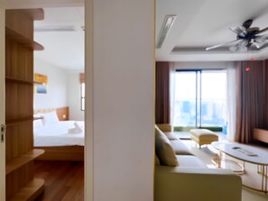 Appartement Familial, 3 chambres, vue ville | Coin séjour | Télévision