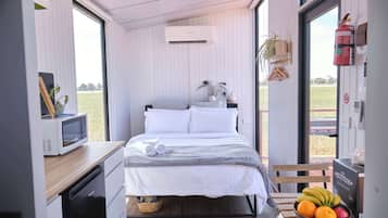 1 bedroom, bed sheets