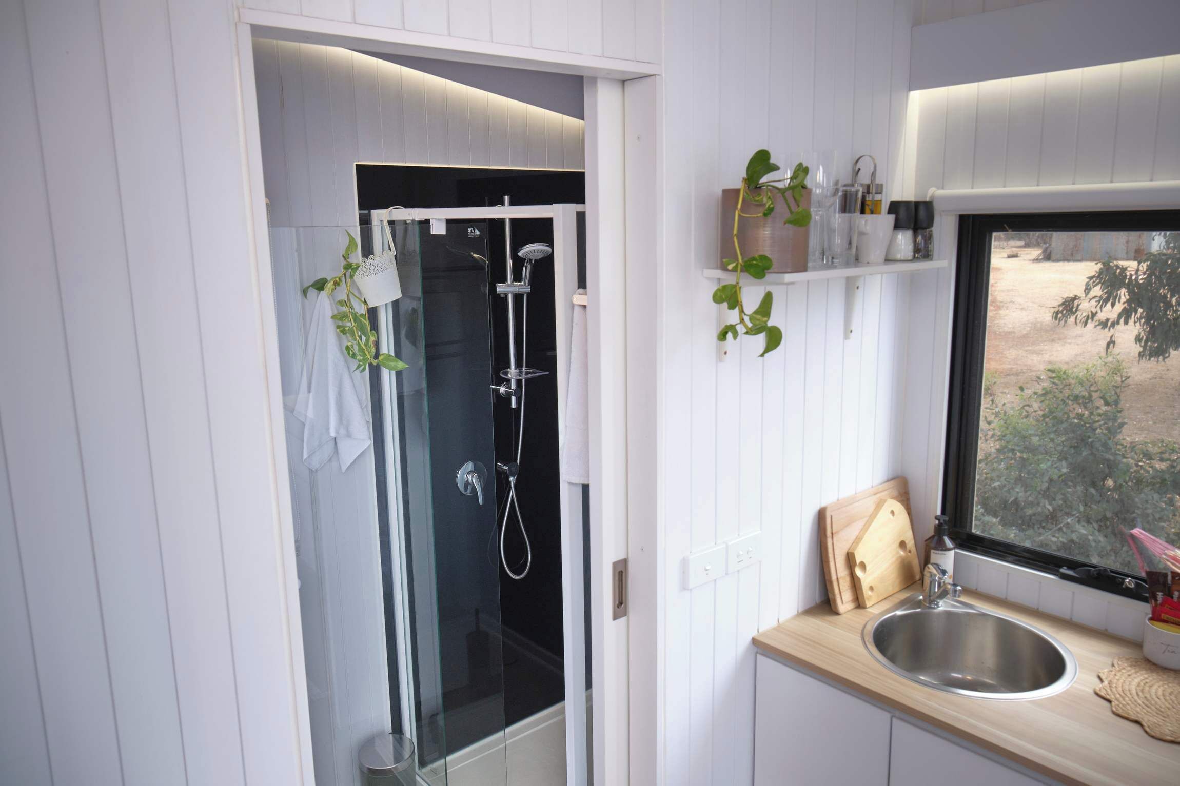 Een douche, een haardroger, handdoeken