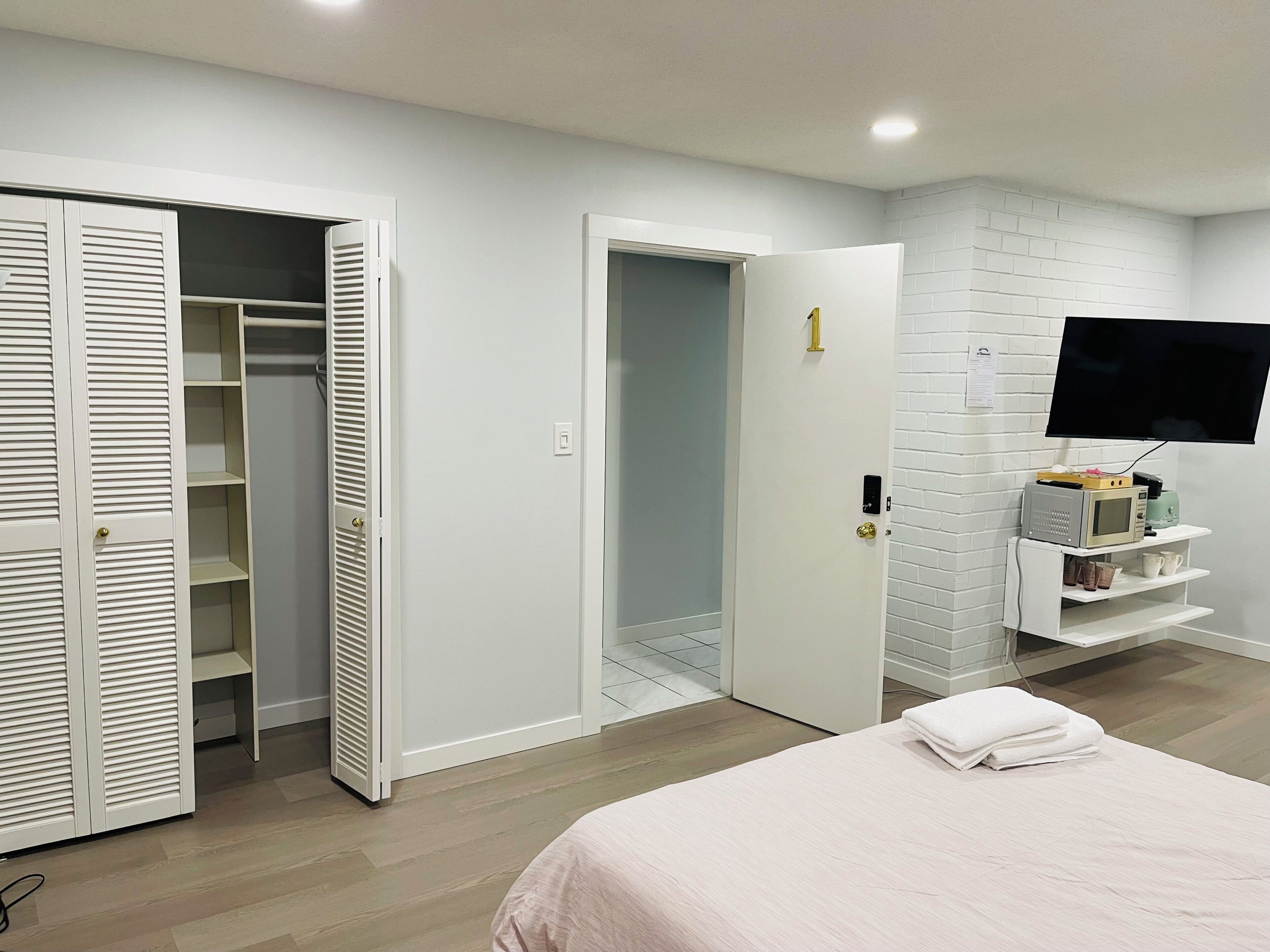 4 bedrooms, WiFi, bed sheets