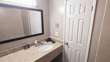 Toalettartikler (inkludert), hårføner, håndklær og såpe