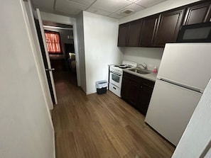 Basic Apartment, City View | Private kitchen | Fridge, microwave, oven, stovetop - Kiteville Neptune (Neptune City)